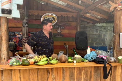 Tim Mälzer tauscht in Costa Rica seine Kochjacke mit einem Hawaii-Hemd.