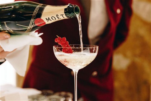 Der von Falstaff ausgewählte Champagner »Moët&nbsp;&amp; Chandon Grand Vintage 2013« ist ein wirklich außergewöhnlicher&nbsp;Jahrgangs-Champagner, der auch perfekt zu den Leberkässemmeln passt, die am Falstaff Salon serviert werden! Im reschen Jourgebäck-Semmerl erwarten sie herzhafte Variationen wie Steinpilz-Trüffel oder Chili-Käs.