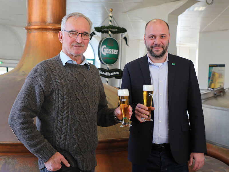 Andreas Werner, Braumeister Region Süd bei der Brau Union Österreich, stößt mit dem neuen Gösser Braumeister Michael Zotter auf eine gute Zusammenarbeit an.