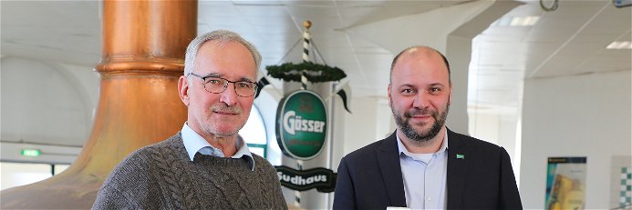 Andreas Werner, Braumeister Region Süd bei der Brau Union Österreich, stößt mit dem neuen Gösser Braumeister Michael Zotter auf eine gute Zusammenarbeit an.