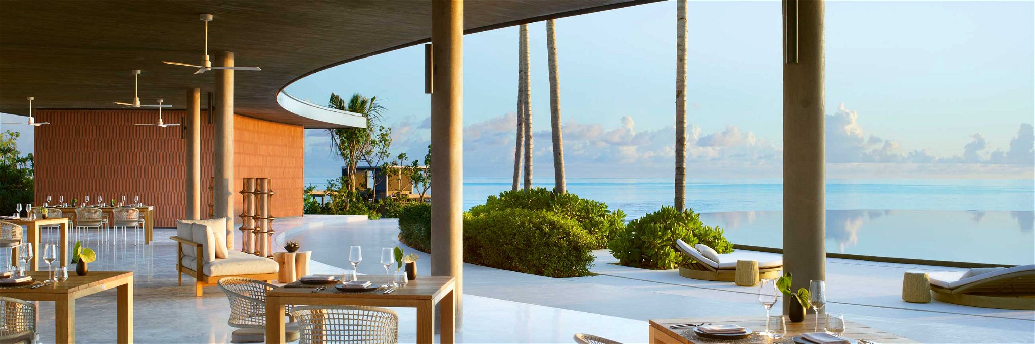 Die »Eau Bar« im »Ritz Carlton Maledives« bekommt 2023 den einen oder anderen prominenten Gast hinter den Tresen.