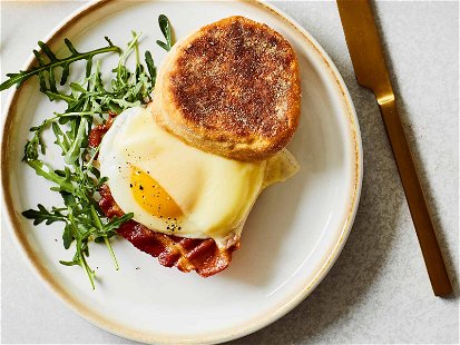 English Muffins with Bacon and Eggs