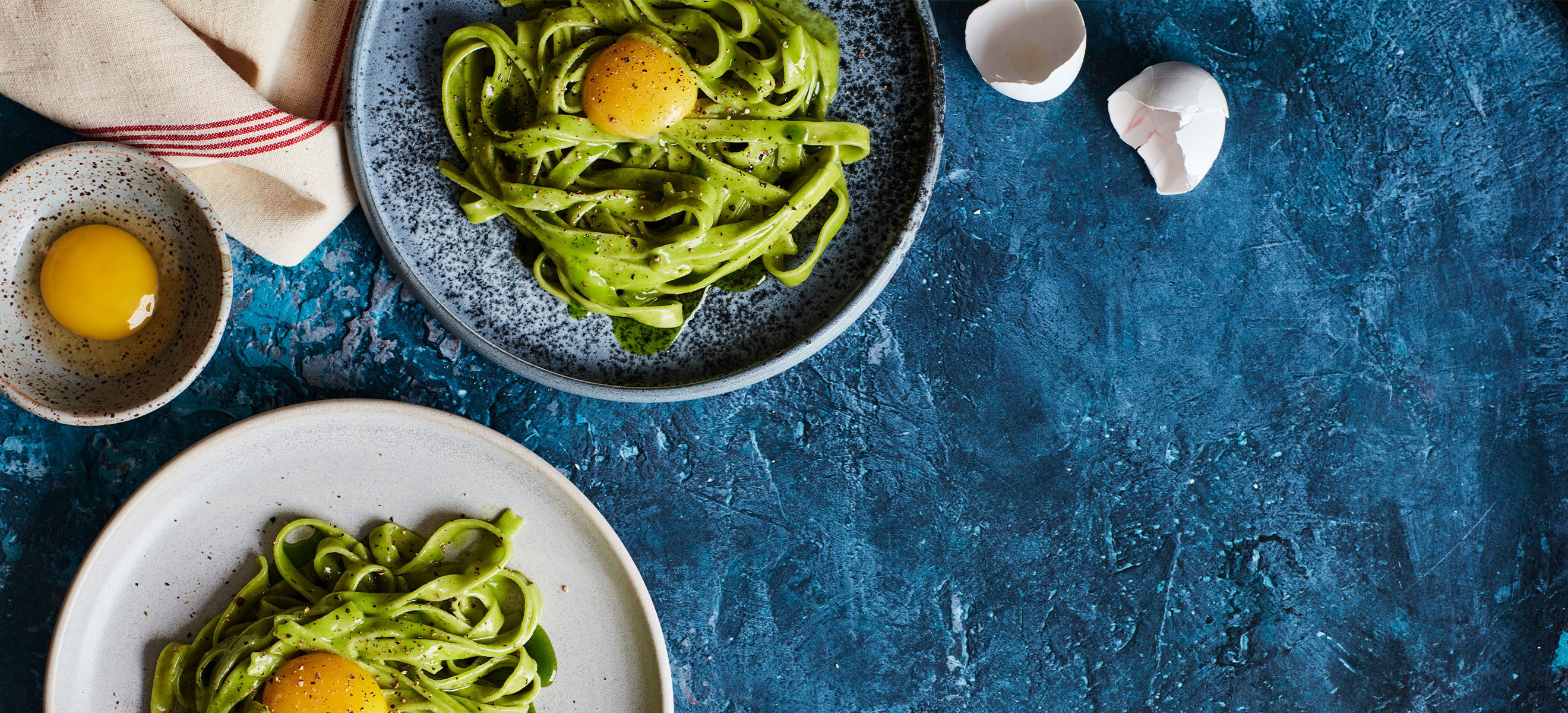 Fettuccine verde al Alfredo mit Oberssauce und Eigelb - Rezepte - Falstaff