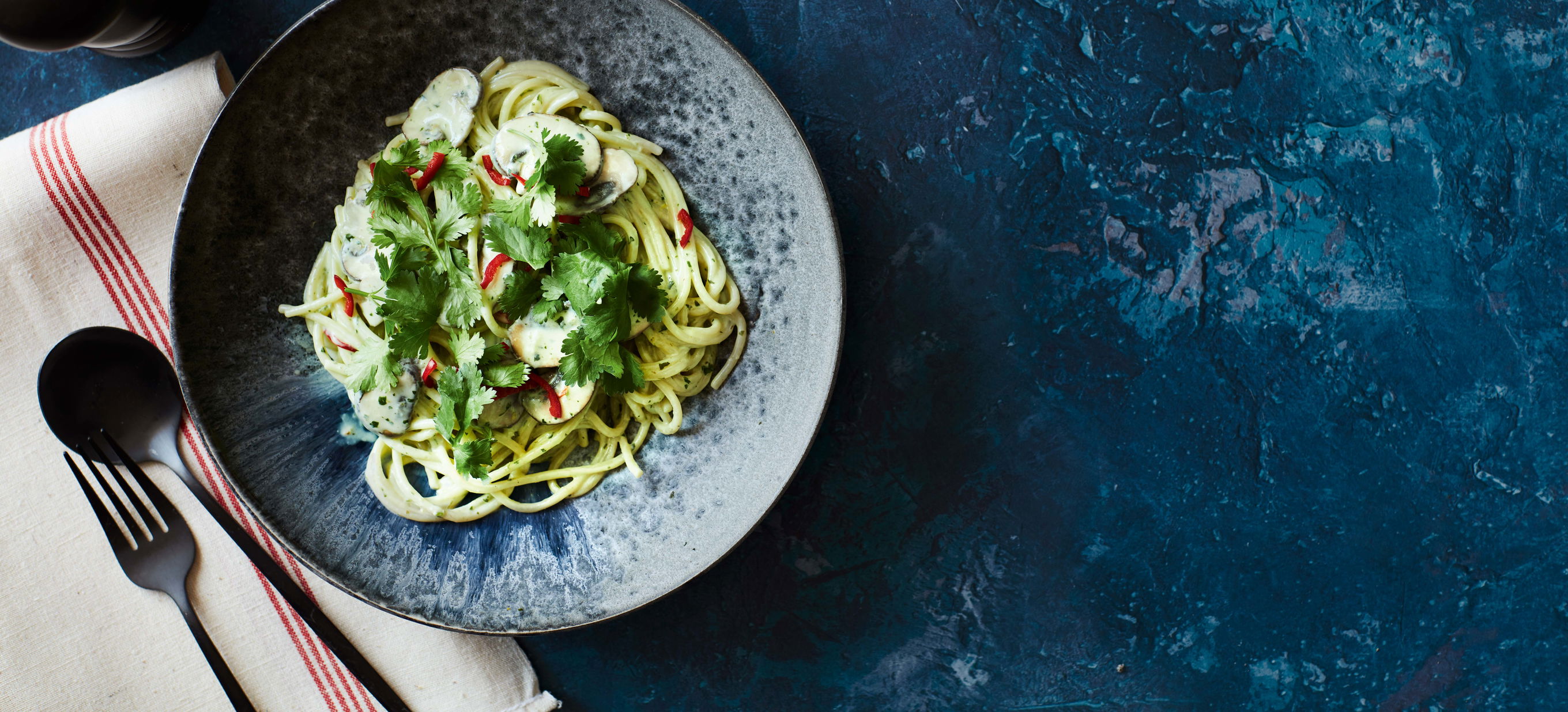 Spaghetti mit Champignons, Koriandersauce und Chili - Rezepte - Falstaff