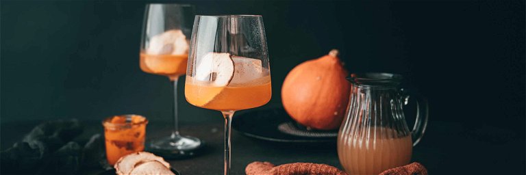 This autumnal cocktail looks particularly good served in Zwiesel wine glass.&nbsp;