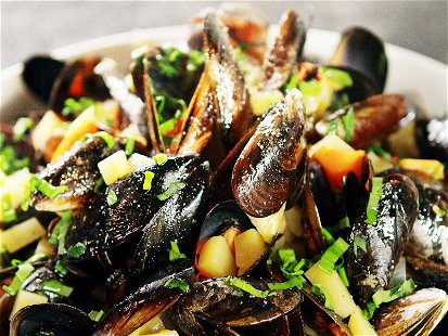 Mussels served with potato &amp; tomato