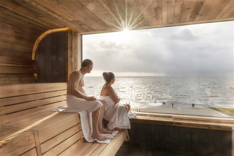 Aus der Sauna im »Meerzeit Büsum« kann man direkt aufs offene Meer blicken.