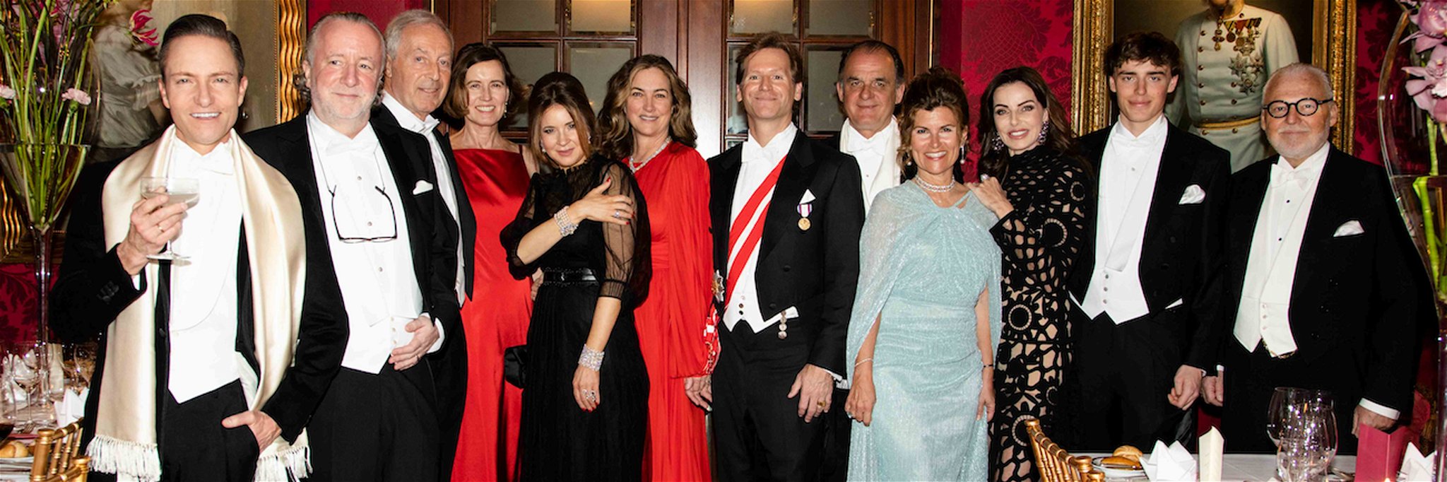 Angelika und Wolfgang Rosam stimmten sich mit ihren internationalen Ball-Gästen im Sacher auf die Ballnacht ein.