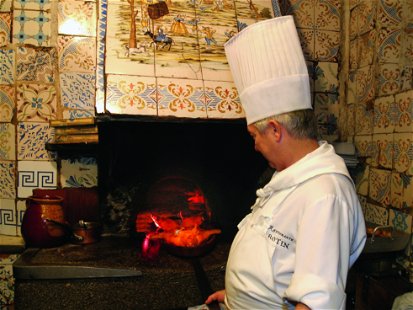 Im Ofen des »Botín« glüht die Kohle seit fast 300 Jahren. Er darf auch nachts nicht auskühlen, denn schon morgens werden die ersten Spanferkel gebraten.