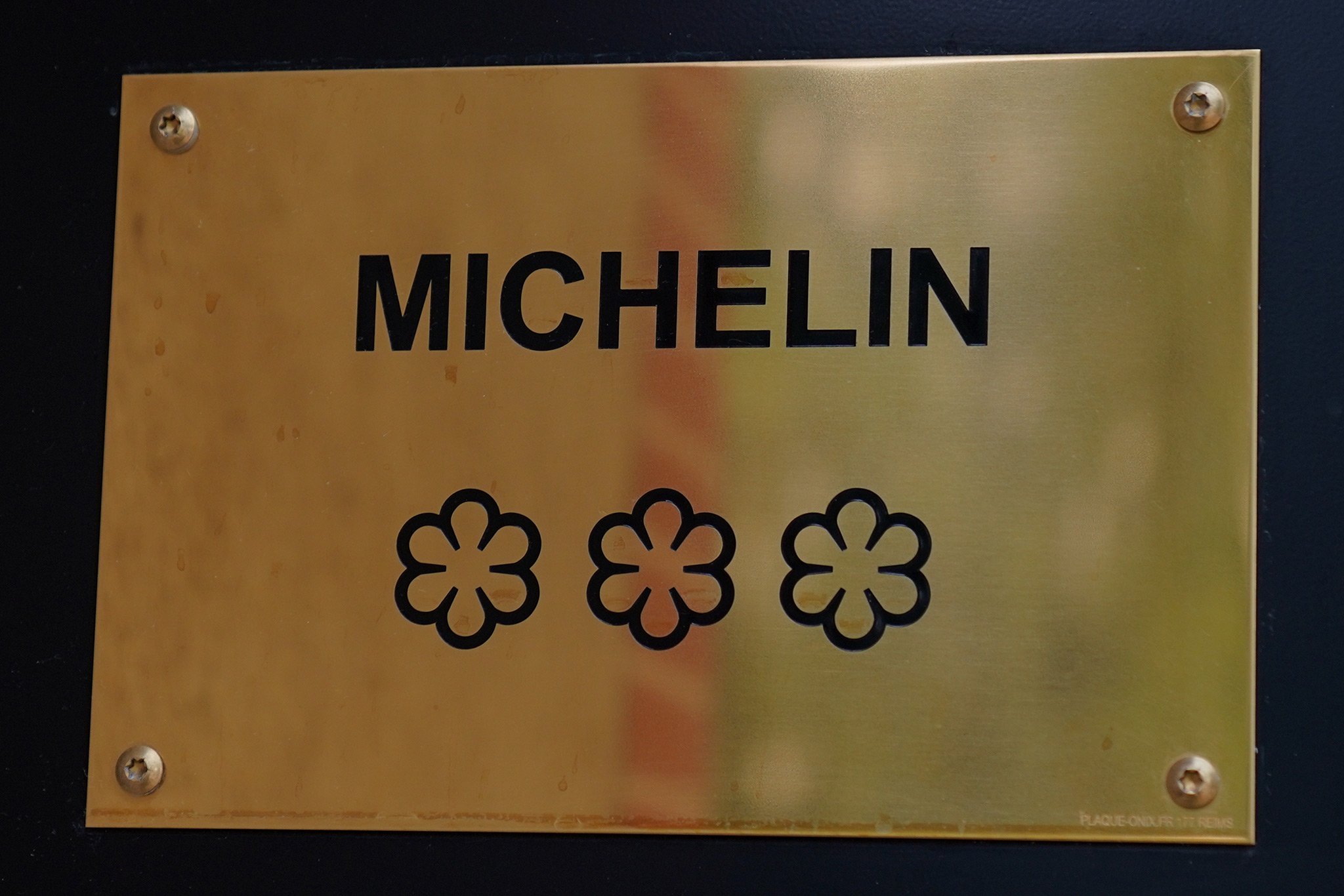 Drei-Sterne-Plaquette des Guide Michelin.