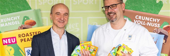 »Ritter Sport«-Geschäftsführer&nbsp;Wolfgang Stöhr und&nbsp;Standortleiter Michael Bock freuen sich über die Erweiterung des Sortiments.