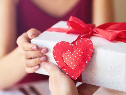 55 Prozent der Deutschen machen ihrem Lieblingsmenschen am Valentinstag ein Geschenk.
