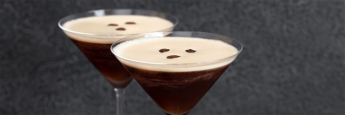 Zur klassischen Zubereitung des Espresso Martini gehören drei geröstete Kaffeebohnen als Dekoration.