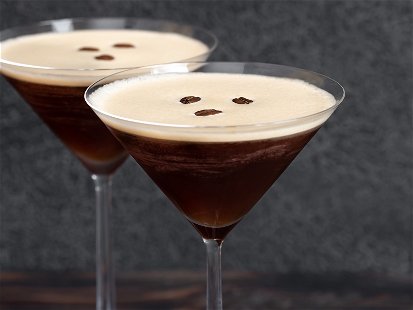 Zur klassischen Zubereitung des Espresso Martini gehören drei geröstete Kaffeebohnen als Dekoration.