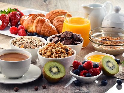 Brötchen, Obst oder Müsli: Ein Frühstück gehört für viele zum Start in den Tag.