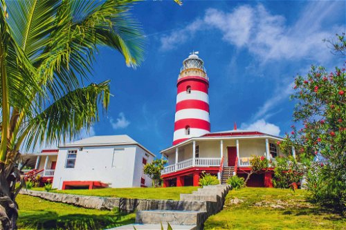 Ein Leuchtturm ist das unübersehbare Wahrzeichen auf Elbow Cay, einer kleinen Insel des Abaco-Archipels.