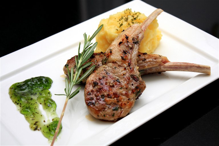 Lamb chops with mashed potatoes and mint sauce
