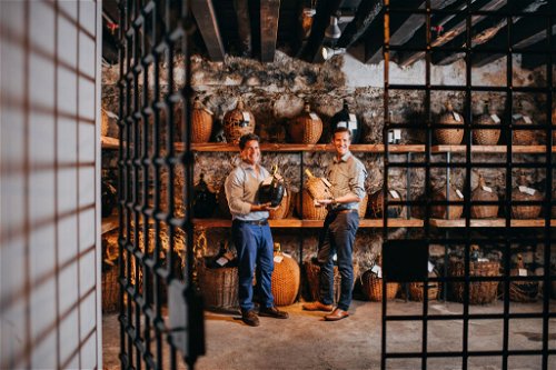 Madeira (hier: Blandy’s-CEO Chris Blandy, r., und Kellermeister Francisco Albuquerque) ist unsterb­lich – selbst Weine aus dem 18. Jahrhundert sind noch mit Genuss zu trinken.