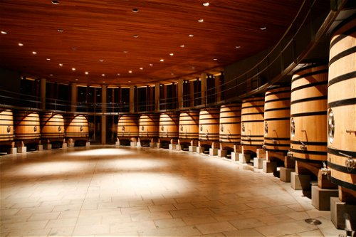 Große Holzgärständer wie bei Casa Lapostolle verhelfen den Rotweinen zu samtigeren Tanninen.