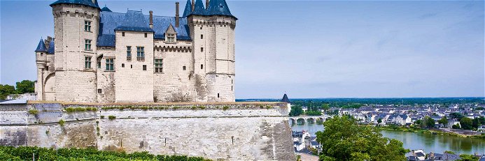 Saumur mit dem markanten Schloss ist eines der Crémantzentren an der Loir.