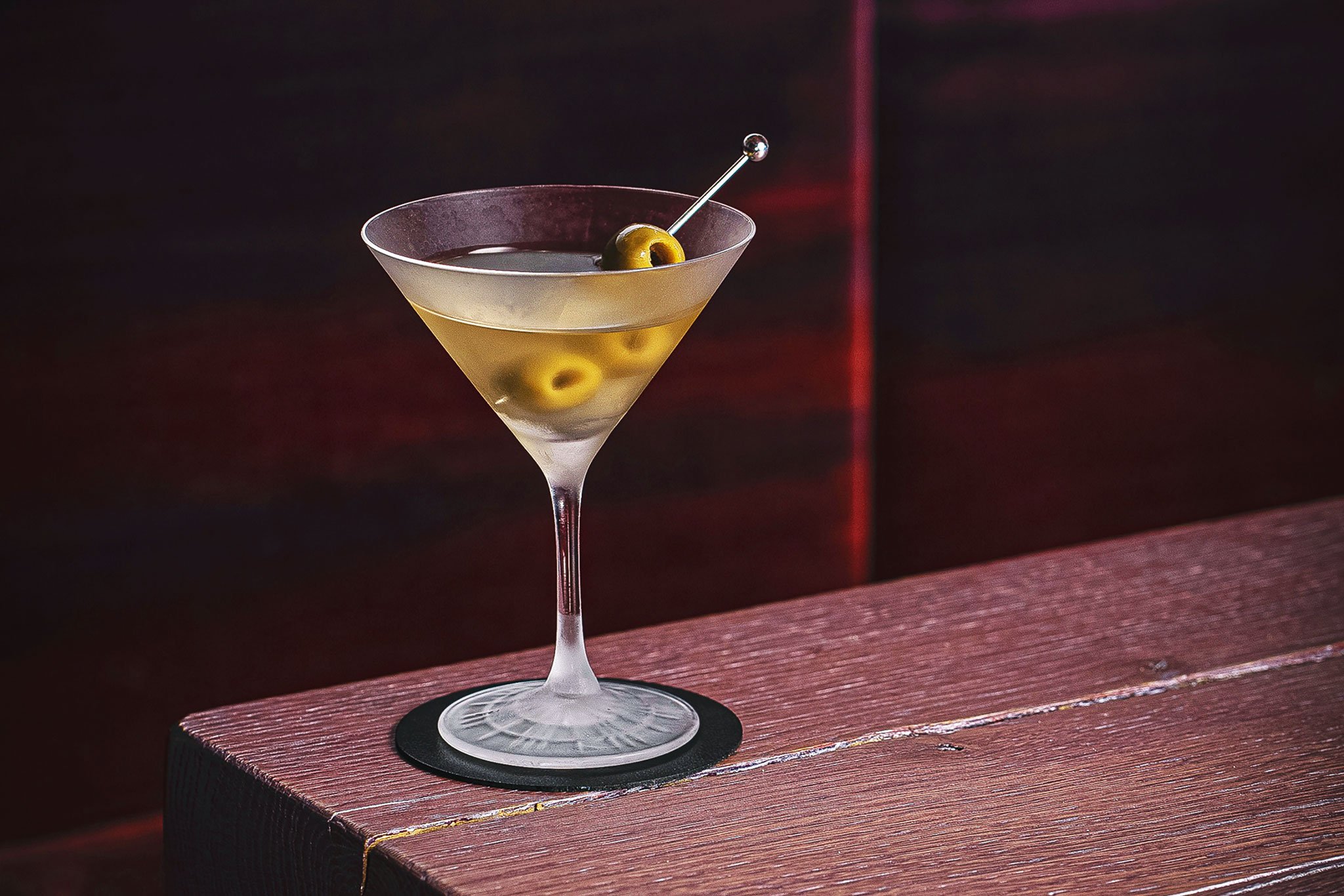 Ein Nebeneffekt von Daniel Hatzers Olivenöl-Einsatz im »Dry Martini«: Die alkoholische Kante des kräftigen Drinks wird gut abgeschliffen.