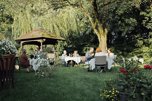 Gäste im Gastgarten des Restaurants Waldschänke in Grieskirchen in der Urlaubsregion Vitalwelt Bad Schallerbach.