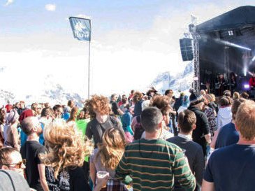 Menge_Bühne_10_03_2023_Tanzcafé-Arlberg-Music-Festival-2023-(c)-