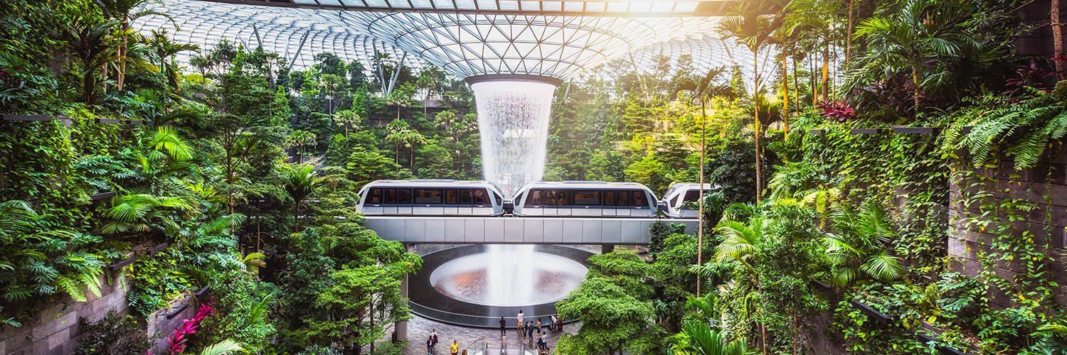 Der Gewinner-Flughafen erscheint im Inneren als eine grüne Oase mit eigenem Wasserfall.