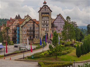 Die elsässische »Kleinstadt« bietet einen Themenpark samt Restaurants, Cafés und einem Resort mit 235 Hotelzimmern.