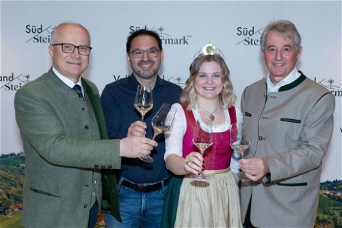 Von links: Landesrat Ök.-Rat. Johann Seitinger, Stefan Potzinger, Obmann Wein Steiermark, Weinkönigin Sophie Friedrich, Ing. Werner Luttenberger, GF Wein Steiermark.