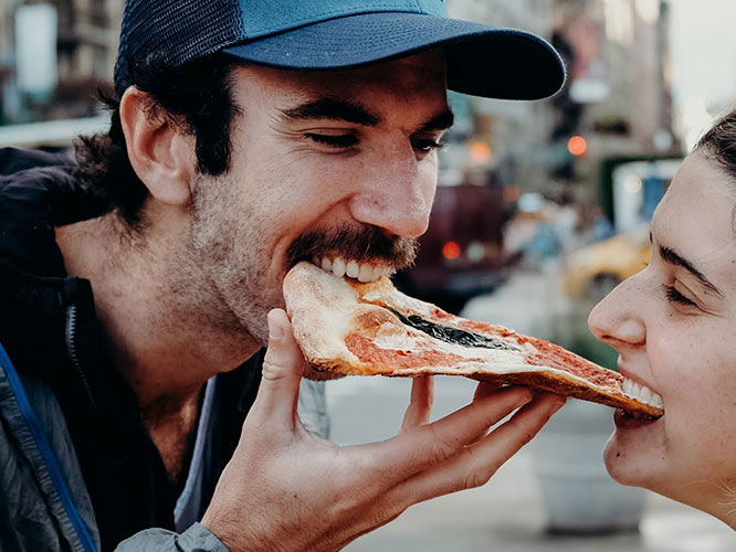 Ein klassisches New York Pizza Slice ist groß genug für zwei.