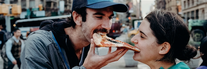Ein klassisches New York Pizza Slice ist groß genug für zwei.