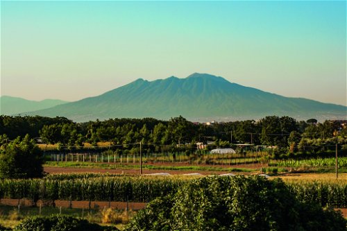 Der markante Vulkankegel des Vesuvs prägt das Landschaftsbild im Golf von Neapel.
