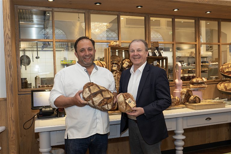 Entwicklungsbäcker Pierre Reboul (l.) und Gerhard Ströck präsentieren ihr Holzofenbrot aus dem Geburtshaus der Bäckerei.