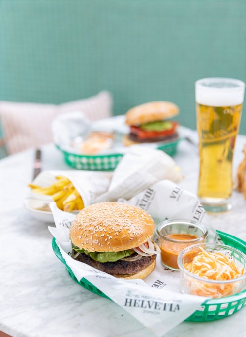 Der «Helvti-Diner» Black Angus Beef Burger mit Coleslaw Salat und spicy BBQ Sauce.