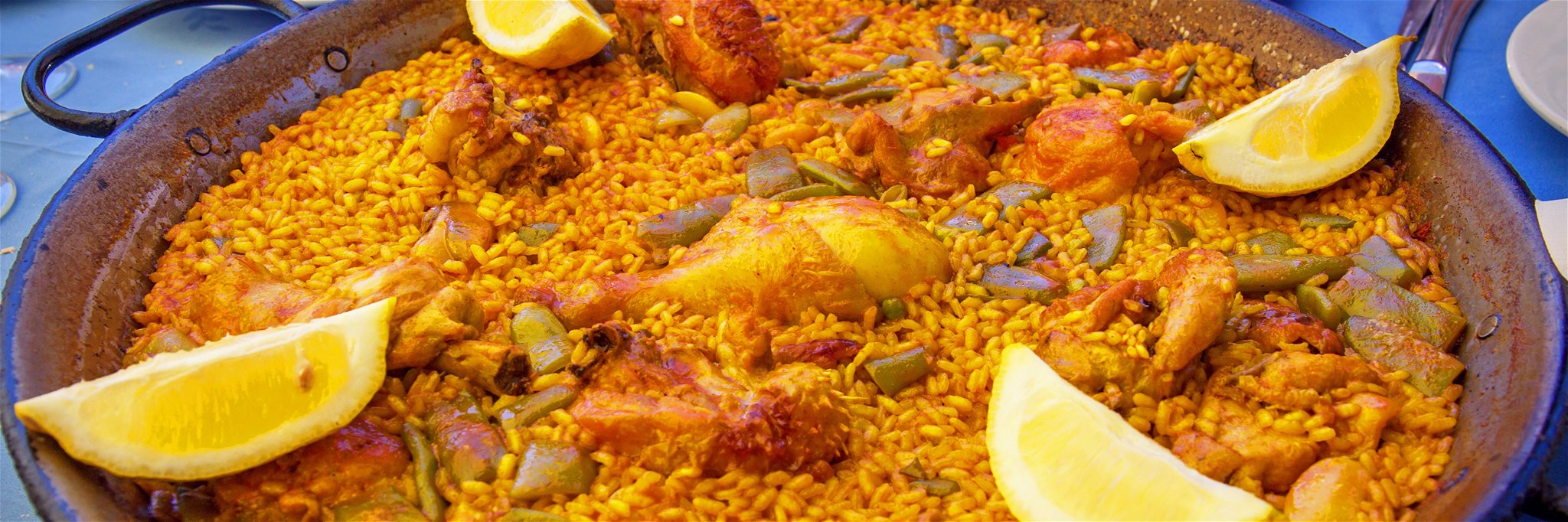Die Paella Valenciana wird traditionell ohne Fisch zubereitet.