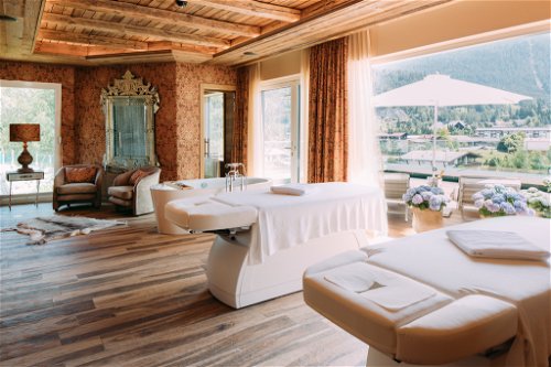 Wie das übrige Haus verströmt auch das Spa des »Tiroler Alpin Resort Sacher« alpine Opulenz.