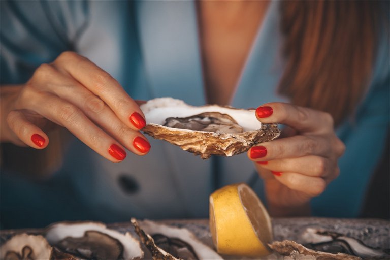 Use your eyes and your nose to confirm the freshness of oysters.