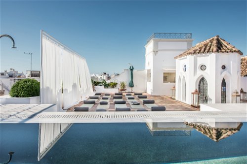 In der liebevoll renovierten »Casa Fuzetta« an der Algarve treffen sich Yogis auf der Dachterrasse.