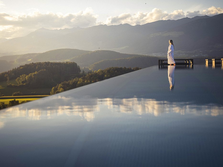 Entspannung mit Weitsicht: Im Südtiroler »Hotel Winkler« wartet nach der Yoga-Session der Infinity-Pool mit Blick auf  die Dolomiten.