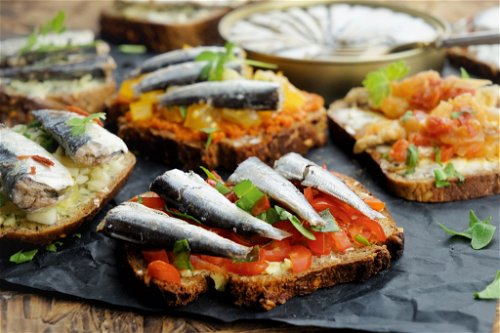 Dose und Brot – das geht auch fantasievoll, wie Gastronomen mit mediterranen Edelkonserven beweisen.