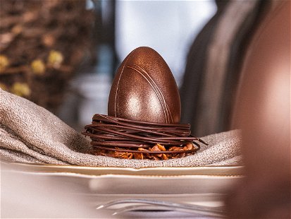 Handbemaltes Ei aus dunkler «Madagascar 68%» Schokolade mit Haselnussgianduja von Max Chocolatier.