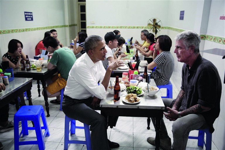 Mal eben auf ein schnelles Bier in Hanoi: Der frühere US-Präsident Barack Obama und der – inzwischen verstorbene – Anthony Bourdain setzten sich 2015 für die TV-Show des Kochs in einer der unzähligen vietnamesischen Garküchen zusammen und plauschten.