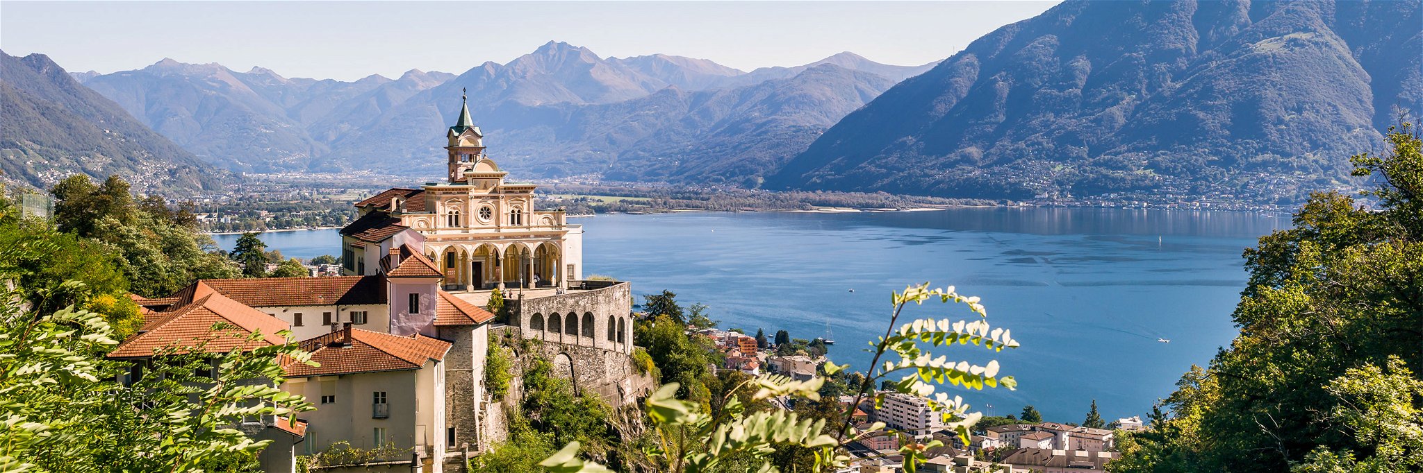 Der Wallfahrtsort Madonna del Sasso bietet einen märchenhaften Blick über den Lago Maggiore.