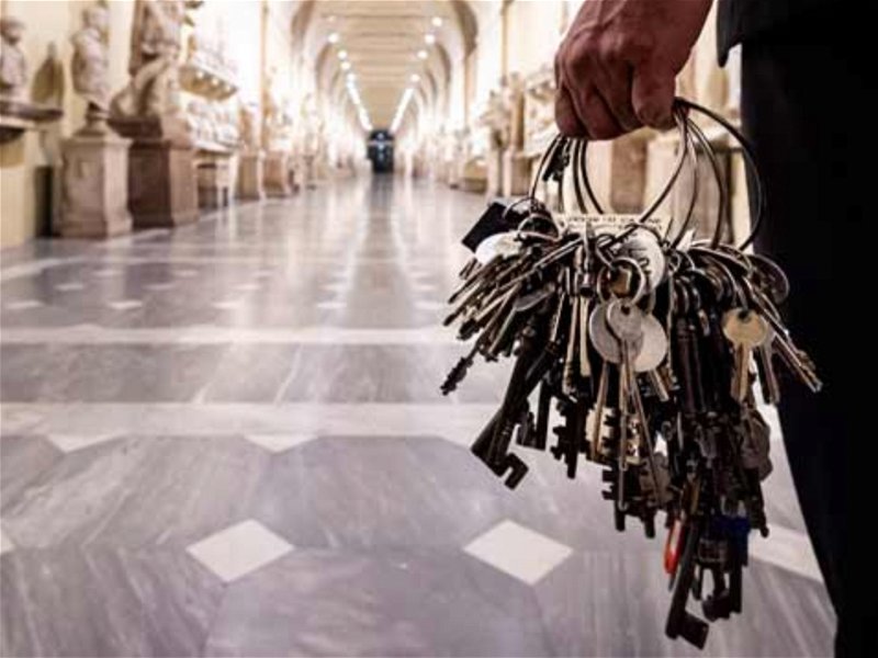 Frühaufsteher können den »Clavigero«, den Chef über die Schlüssel der Vatikanischen Museen, auf seiner Runde begleiten.