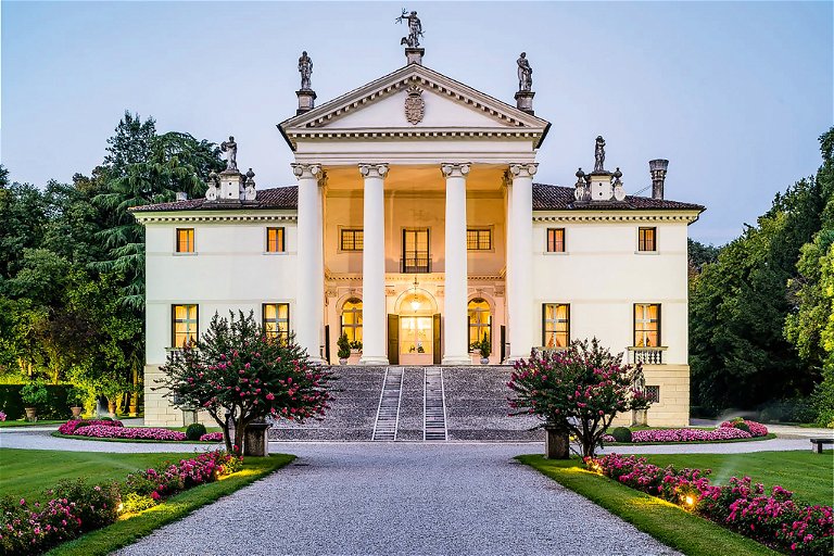 Die Villa Sandi, Namensgeberin des gleichnamigen Produzenten. Das Gebäude aus dem frühen 17. Jahrhundert wurde 
im Stil des Renaissance-Architekten 
Andrea Palladio erbaut.