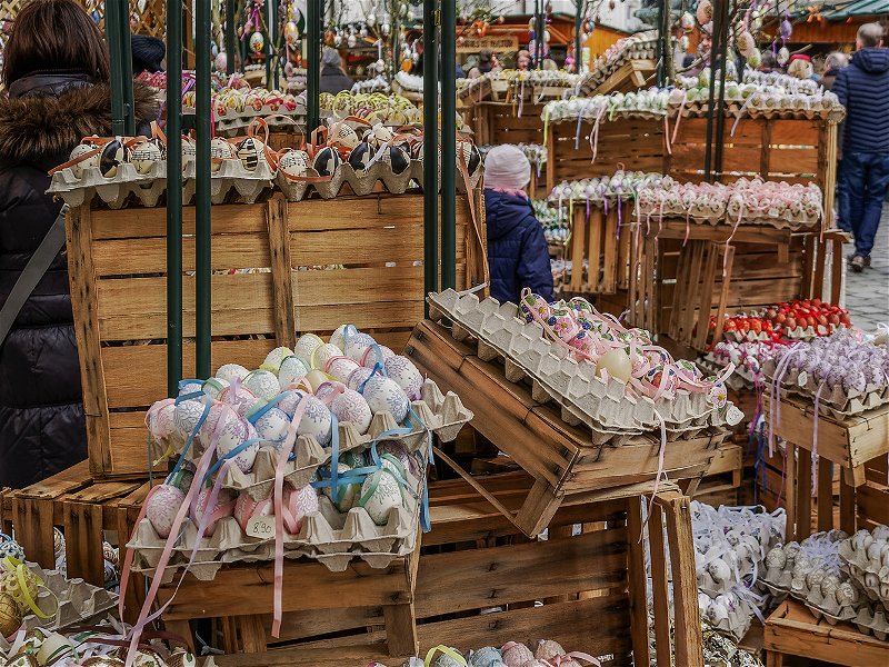 Der traditionelle Ostermarkt auf der Freyung bietet eine große Auswahl an wunderschön bemalten Ostereiern. 
