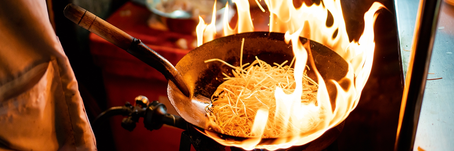 Offenes Feuer, ein glühender Wok, die Essenz der Küche Indochinas. Ob in den zigtausenden Garküchen zwischen Thailand und Vietnam oder in den sterneprämierten Top-Restaurants der Region: Ohne die gusseiserne Pfanne läuft hier in den Küchen nichts.