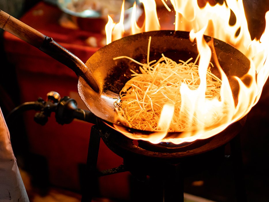 Offenes Feuer, ein glühender Wok, die Essenz der Küche Indochinas. Ob in den zigtausenden Garküchen zwischen Thailand und Vietnam oder in den sterneprämierten Top-Restaurants der Region: Ohne die gusseiserne Pfanne läuft hier in den Küchen nichts.