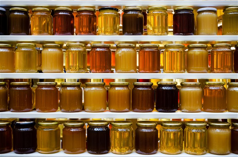 Zu den europäischen Qualitätsprodukten, die strengen Auflagen unterliegen, hat sich zuletzt immer mehr »gepanschter« Honig gesellt. Im Supermarkt erkennt man sie am besten am Preis und dem Herkunftssiegel.